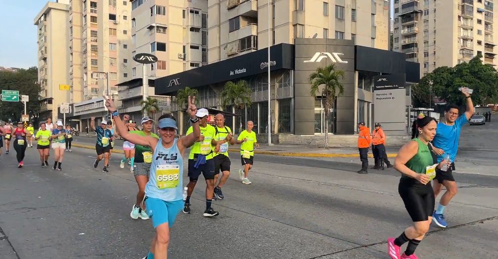 En IMÁGENES: corredores expresan apoyo a familiares de presos políticos durante la Maratón CAF 2026