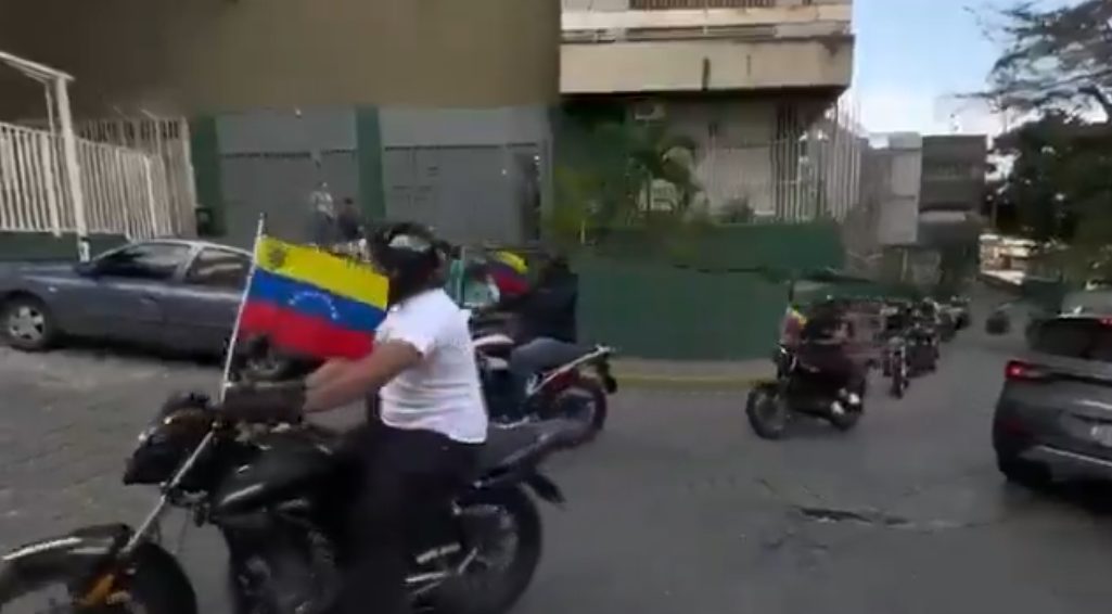 Caravana de motorizados recorre Caracas celebrando excarcelaciones de este #8Feb (VIDEO)