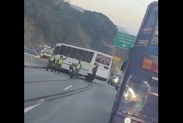Autobús perdió el control en la autopista Caracas-La Guaira este #19Feb (VIDEO)