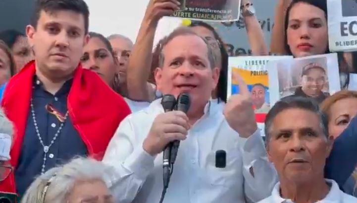 Juan Pablo Guanipa y Jesús Armas acompañaron a familias de presos políticos en El Helicoide tras su excarcelación (VIDEOS)