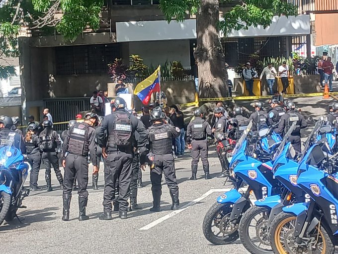 Denuncian aumento de presencia policial en los alrededores de Zona 7 este #3Feb (FOTOS)