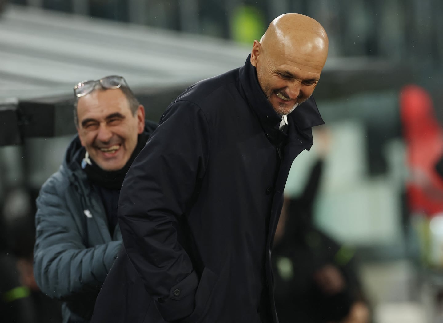 VIDEO: DT de la Juventus besó a una periodista para intentar explicar una polémica decisión del VAR