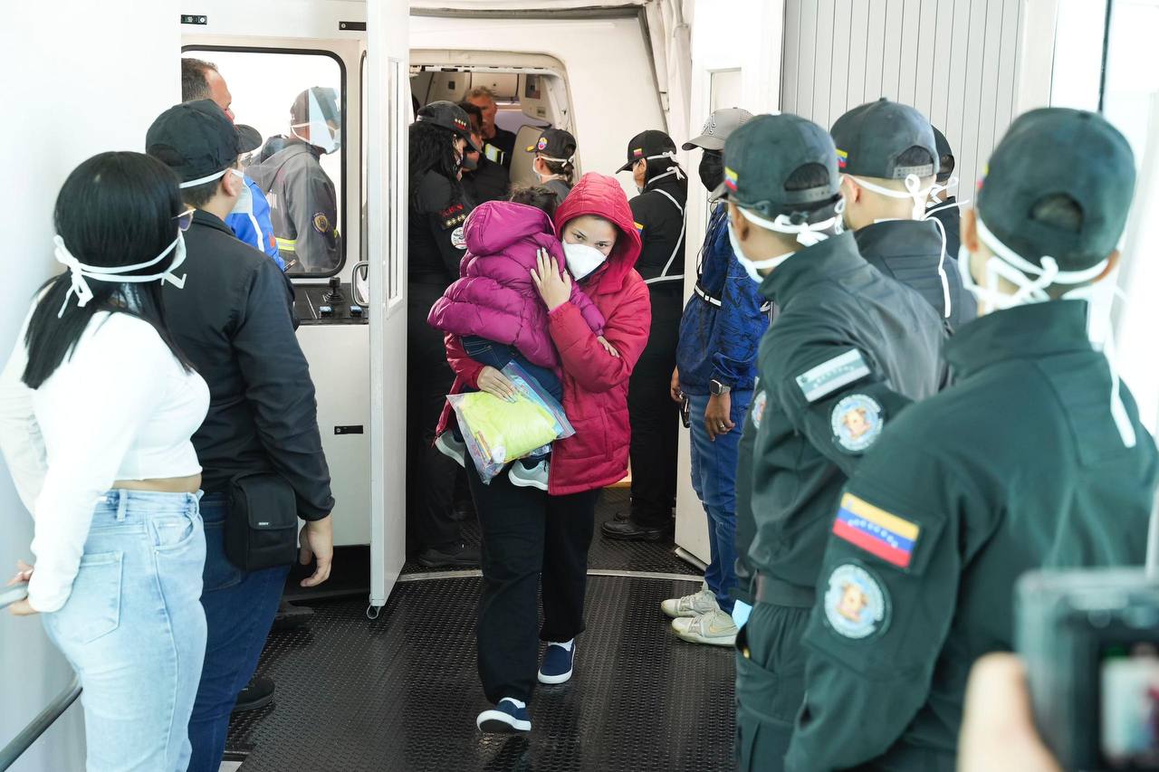Aterrizó en Maiquetía otro vuelo con más de 120 migrantes deportados de EEUU, entre ellos seis niños