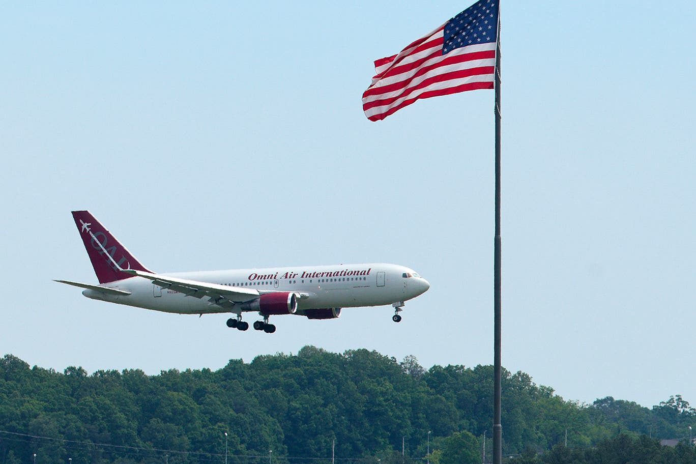 Avión que transportaba detenidos de ICE quedó varado en la pista durante 13 horas por este motivo