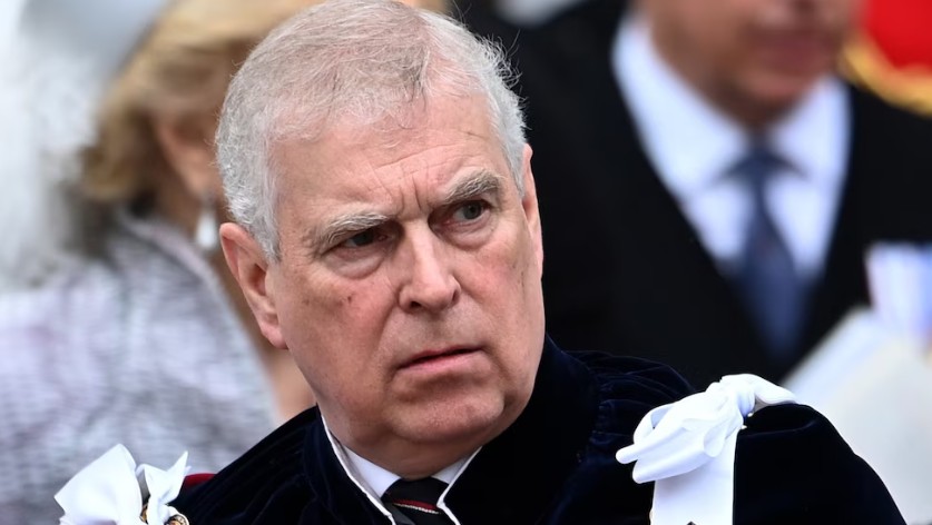 Así fueron las 11 horas del expríncipe Andrés en la comisaría “como un delincuente común”