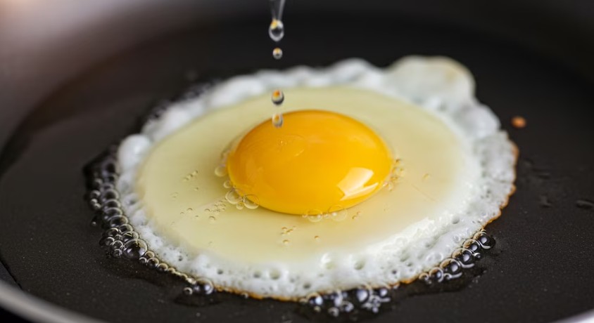 ¿Por qué el vinagre mejora el huevo frito en la sartén?