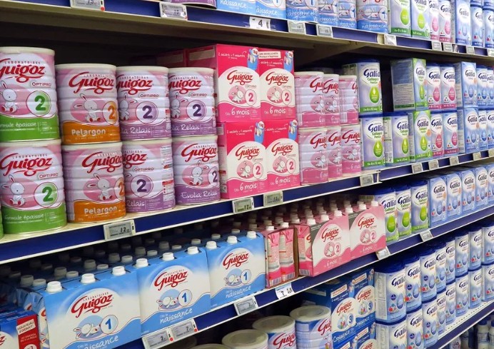 Varias familias francesas denuncian al Estado y a empresas por la leche infantil tóxica