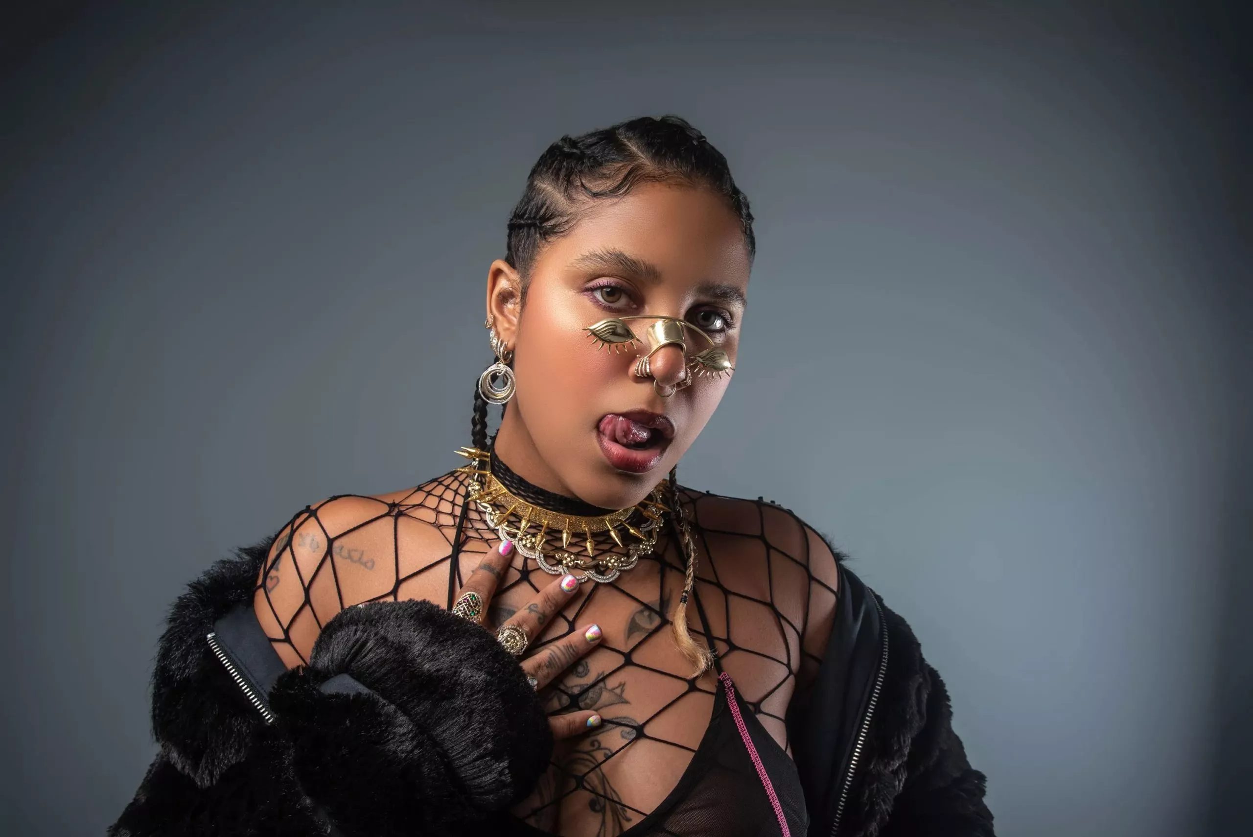 VIDEO: Tokischa modeló con un seno al aire durante la alfombra magenta de Premio Lo Nuestro