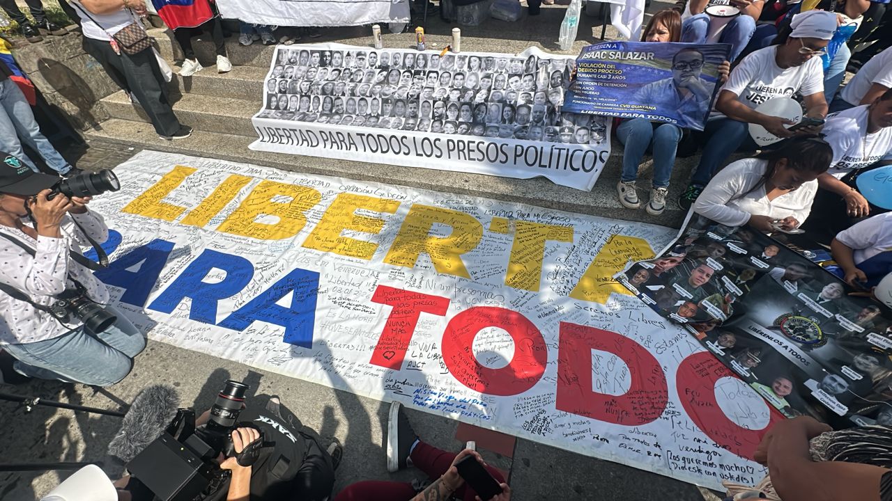 Familiares se concentran a las afueras de El Helicoide en jornada de oración por los presos políticos este #7Feb (FOTOS)