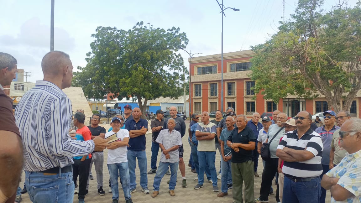 Los petroleros piden que se mejoren los salarios y se vuelva al contrato colectivo.