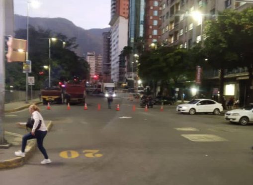 Reportan colapso en Caracas por tarima instalada para concentración chavista este #3Feb