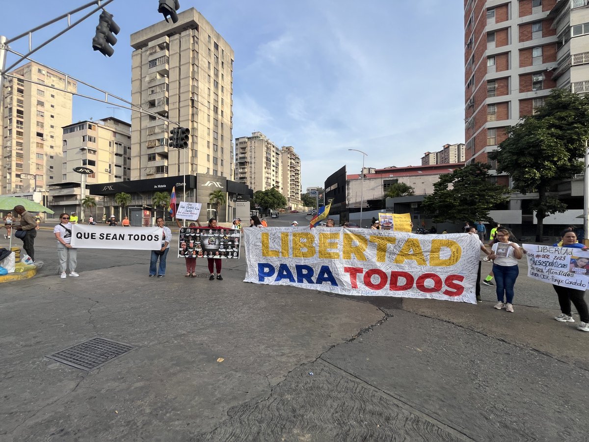 Familiares de presos políticos desplegaron pancartas durante el Maratón CAF en Caracas este #8Feb (FOTOS)