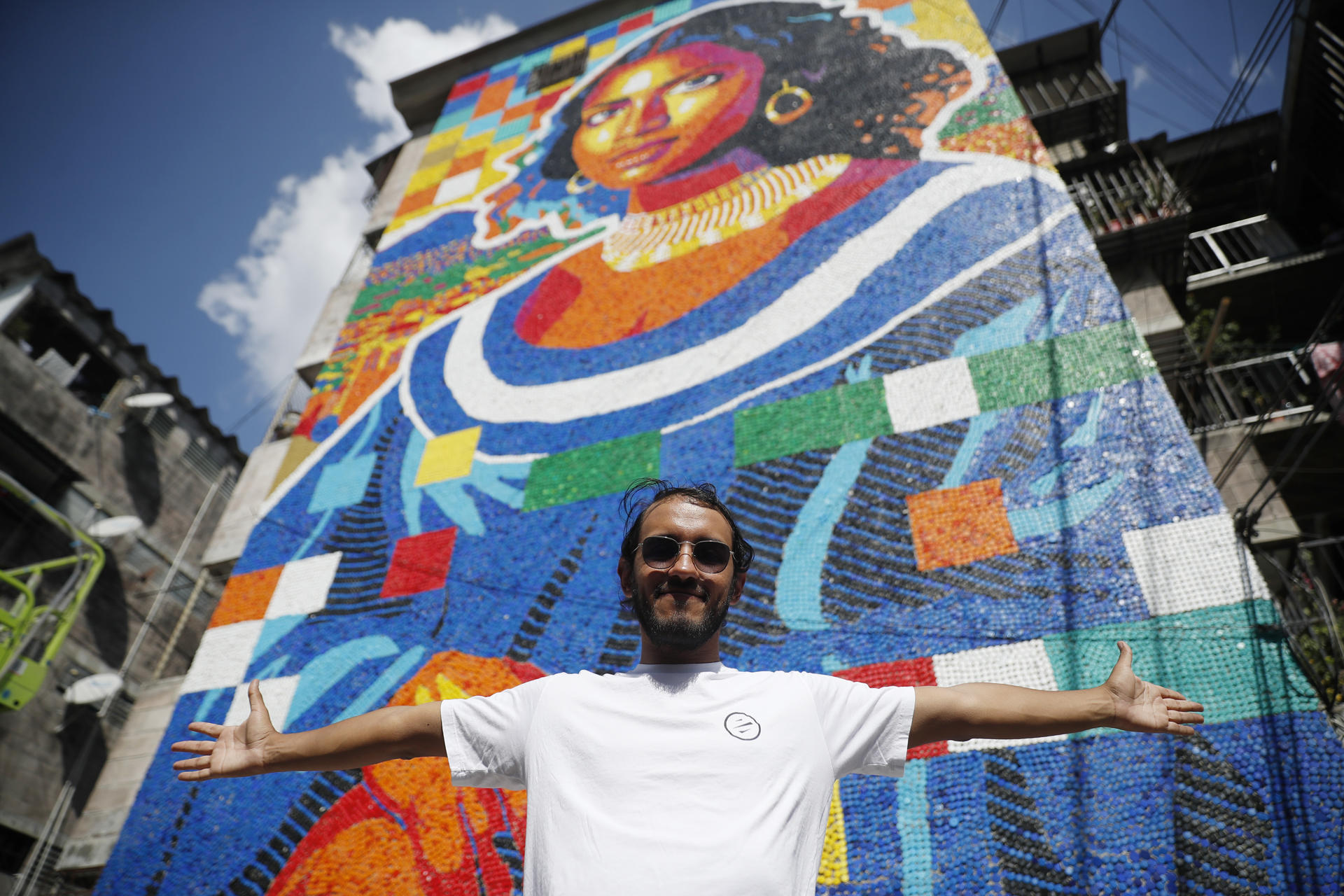Venezolano Óscar Olivares finaliza el mural con tapas que está dejando huella en El Salvador (FOTOS)