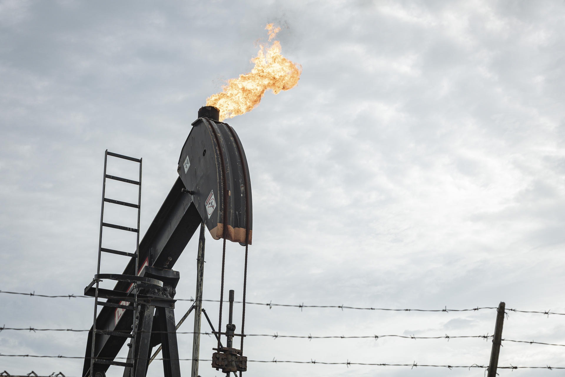 El barril de petróleo brent repunta un 7,63 % y supera los 107 dólares tras discurso Trump