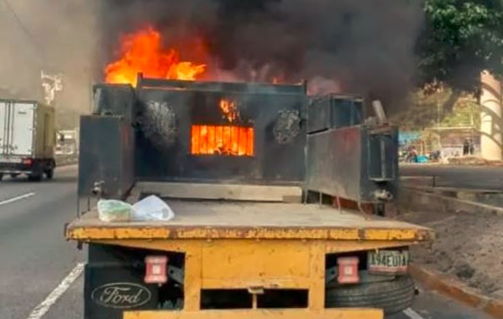Camión tipo pick-up se incendió en plena autopista de Caracas este #19Feb