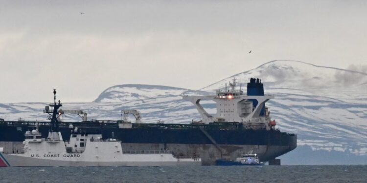 EEUU considera incautar tanqueros que transporten petróleo iraní para presionar a Teherán, según WSJ