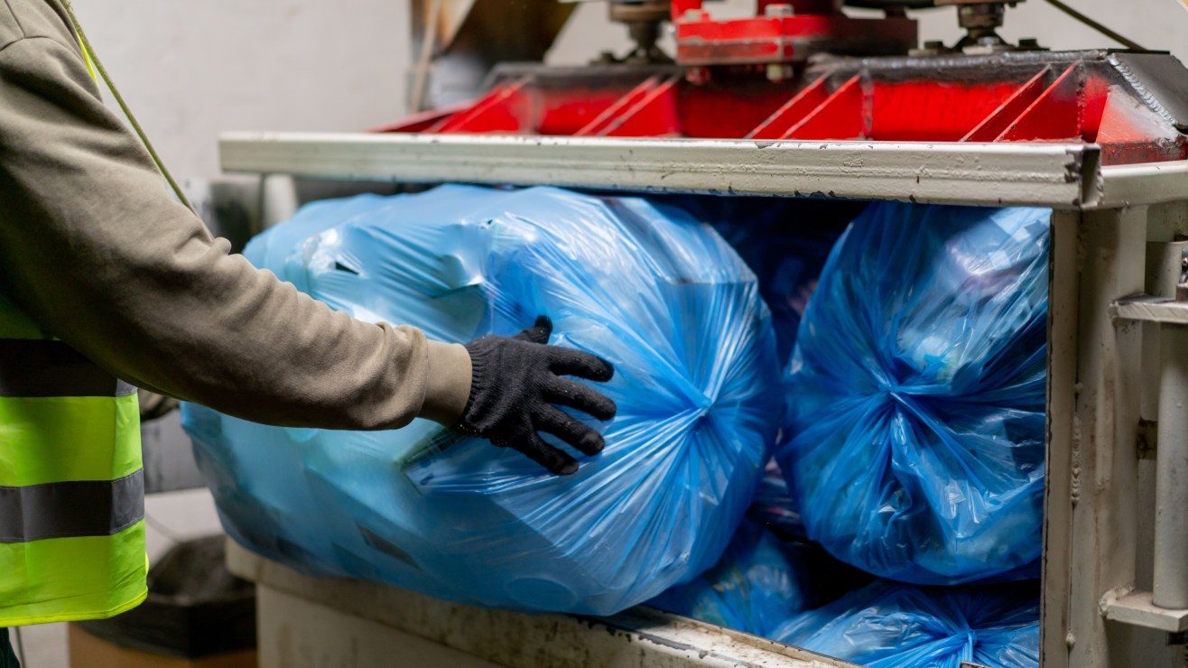 Rastreó el celular de su esposo y lo encontró muerto dentro de un compactador de basura en Ohio