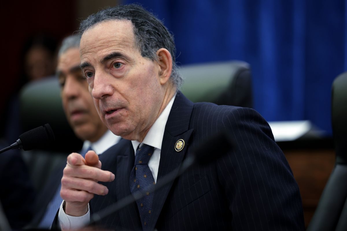 Congresista se horrorizó al ver hombres "durmiendo como sardinas" en instalaciones del ICE