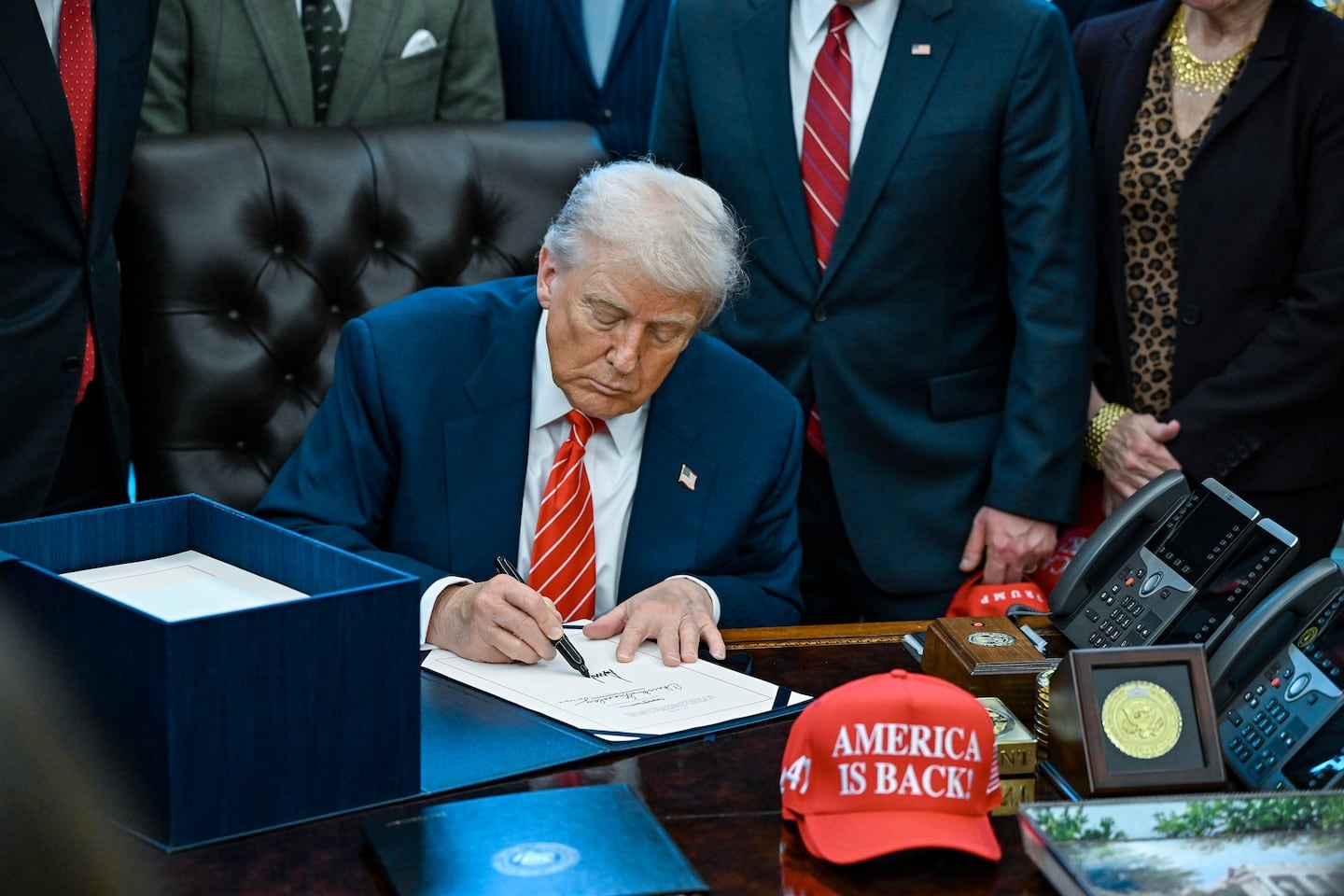 Trump impuso arancel del 25 % a países que compren bienes de Irán