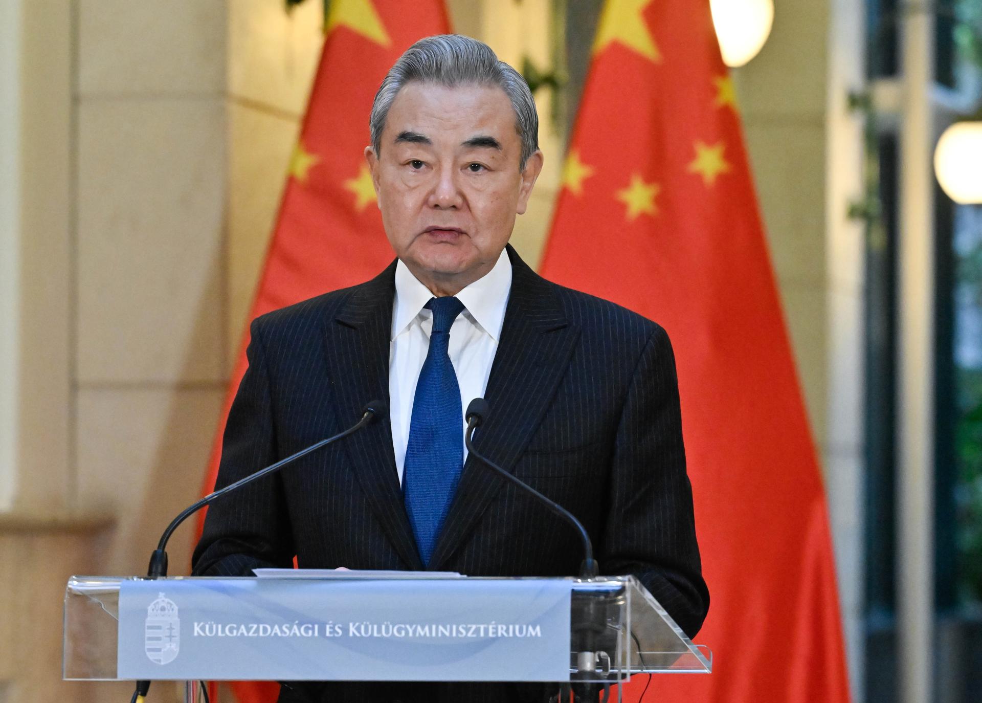 Canciller chino dijo que EEUU no debe cruzar "la línea roja" en Venezuela