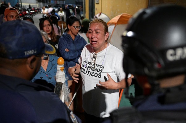 ¿Montaje chavista? Madre de preso político expuso la farsa en la visita de Jorge Rodríguez a Zona 7 (VIDEO)