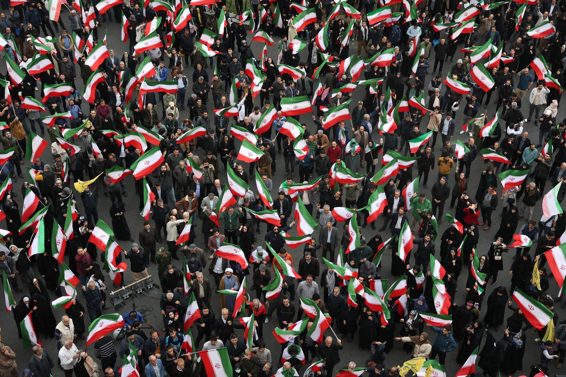 Iraníes celebran a gritos desde las ventanas en Teherán muerte de Jameneí (VIDEO)