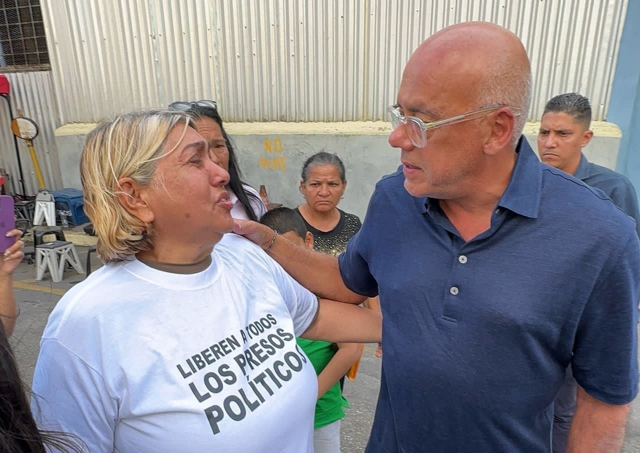 Fin al show de Jorge Rodríguez: Identificaron a infiltrada chavista que se hizo pasar por familiar de preso político (VIDEO)