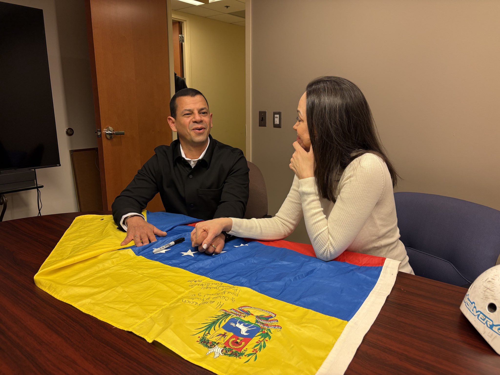 IMÁGENES: El emotivo encuentro entre María Corina Machado y el padre de Neomar Lander