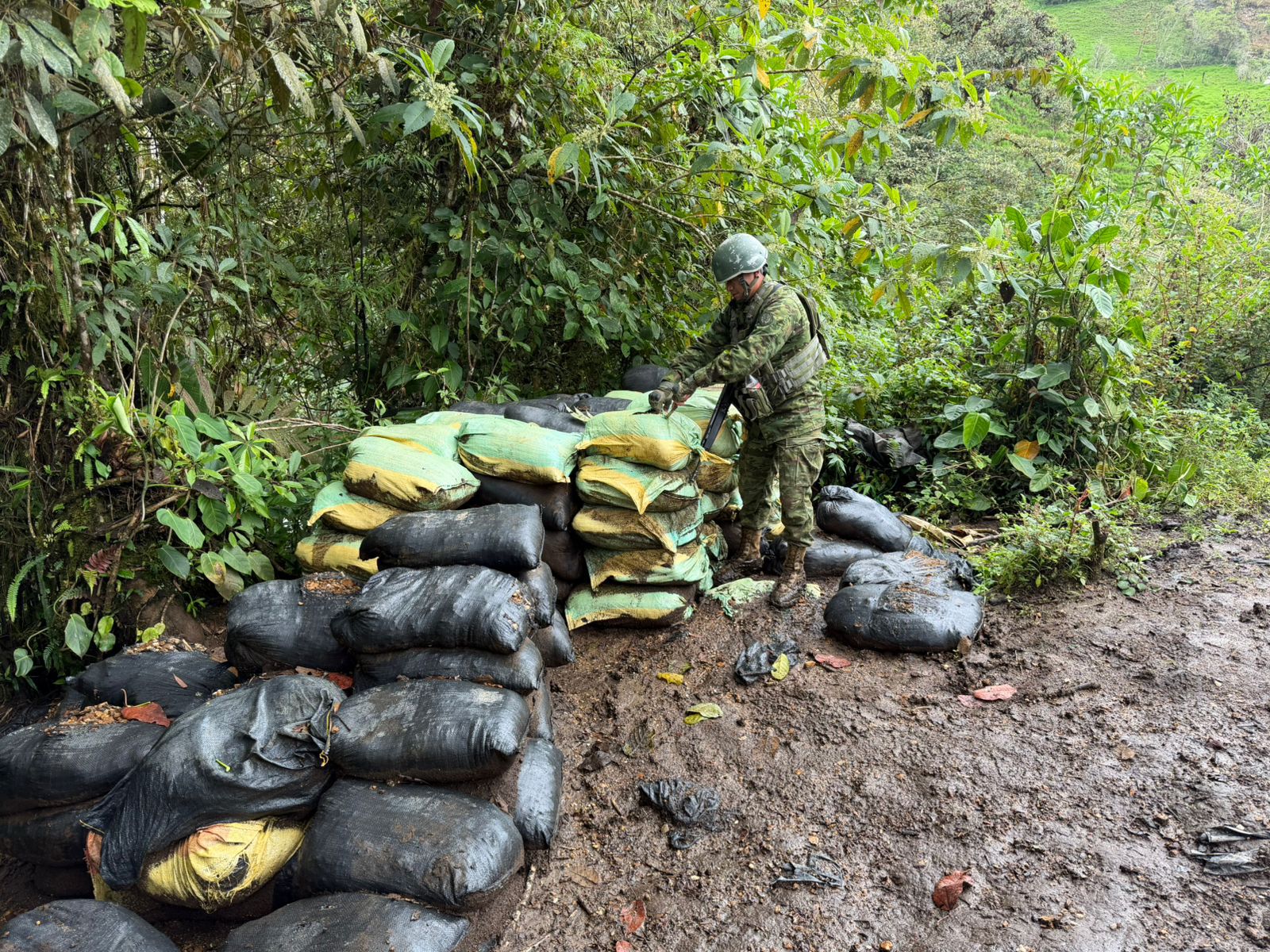 Operativo militar en el norte de Ecuador dejó pérdidas millonarias a la minería ilegal de oro