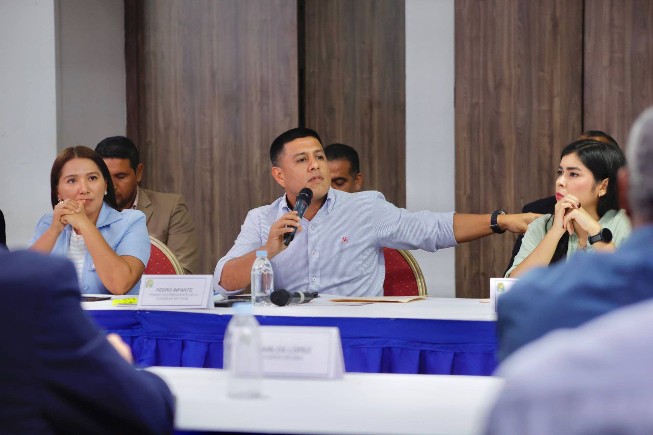 El régimen intentó vender como "victoria" su reunión con el jefe del Comando Sur de EEUU para disimular subordinamiento