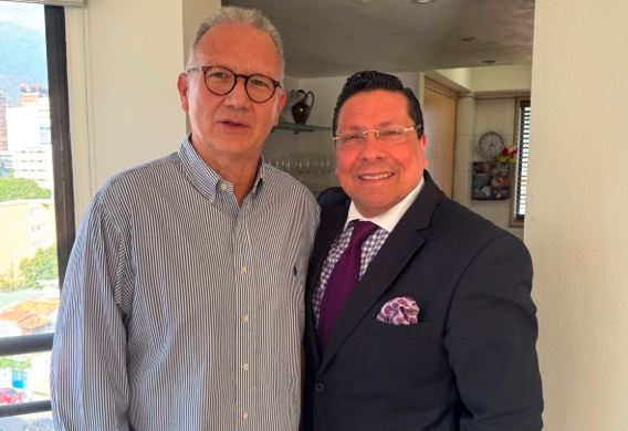 Perkins Rocha se reencontró con Omar Mora Tosta, su abogado privado que solicitó la amnistía este #25Feb