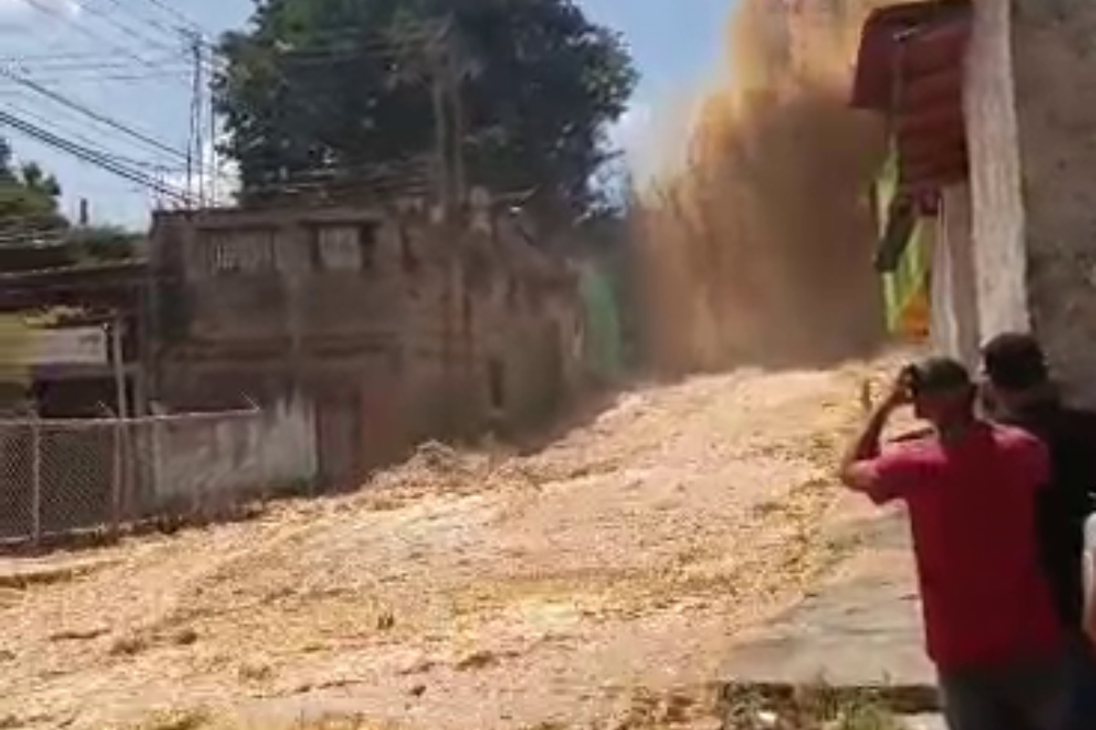 VIDEOS: Rotura de tubería matriz causó un fallecido y varias viviendas afectadas en Santa Teresa del Tuy