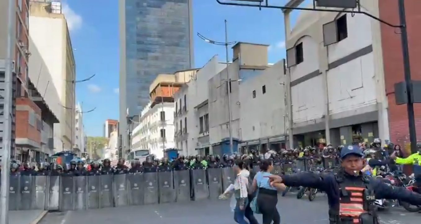 Piquete de la PNB tranca el paso hacia el Palacio Federal Legislativo en el centro de Caracas (VIDEO)
