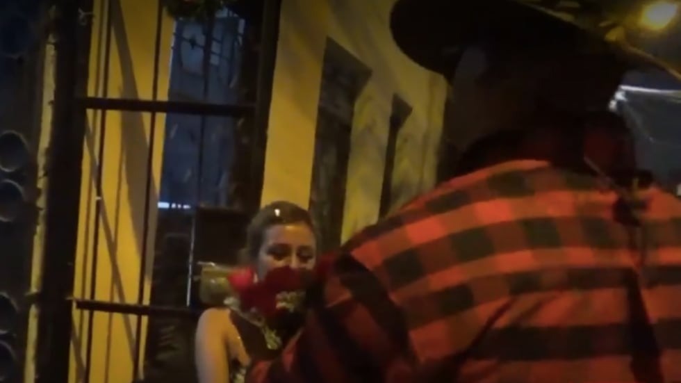 Mujer pensó que le había llegado una serenata por San Valentín y era un operativo para capturarla (VIDEO)