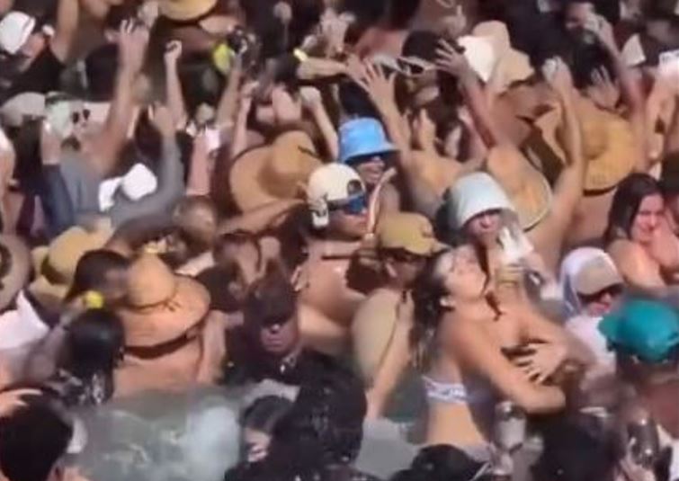 Golpes, jalones de cabello y caos: varias mujeres se dieron con todo en Los Juanes durante el Carnaval (VIDEO)