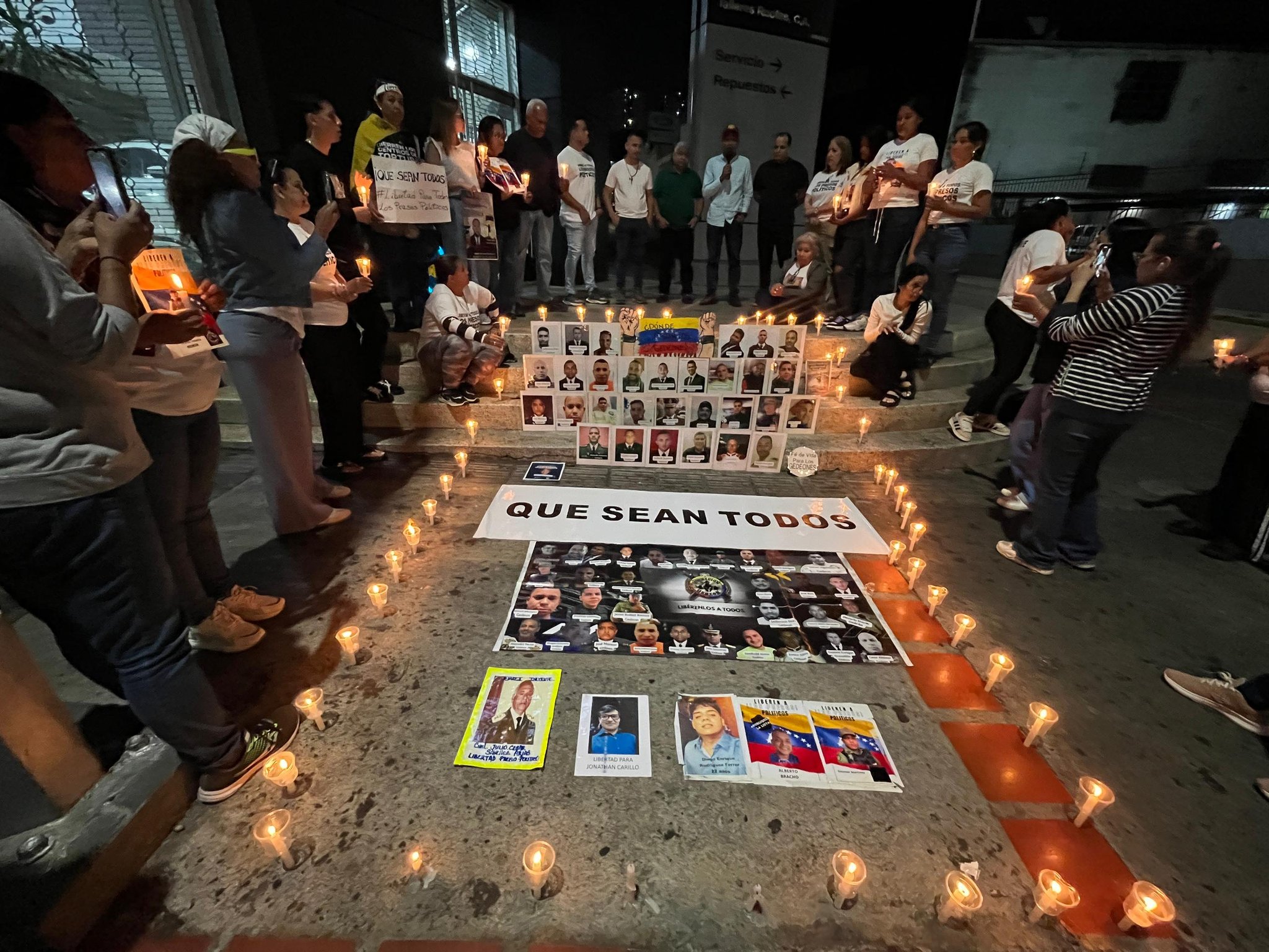 Familias cumplieron un mes de vigilias en El Helicoide para exigir la libertad de los presos políticos