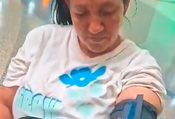 ¡No aguantan más!: Madres de presos políticos se desmayan esperando liberaciones en Zona 7 (VIDEO)