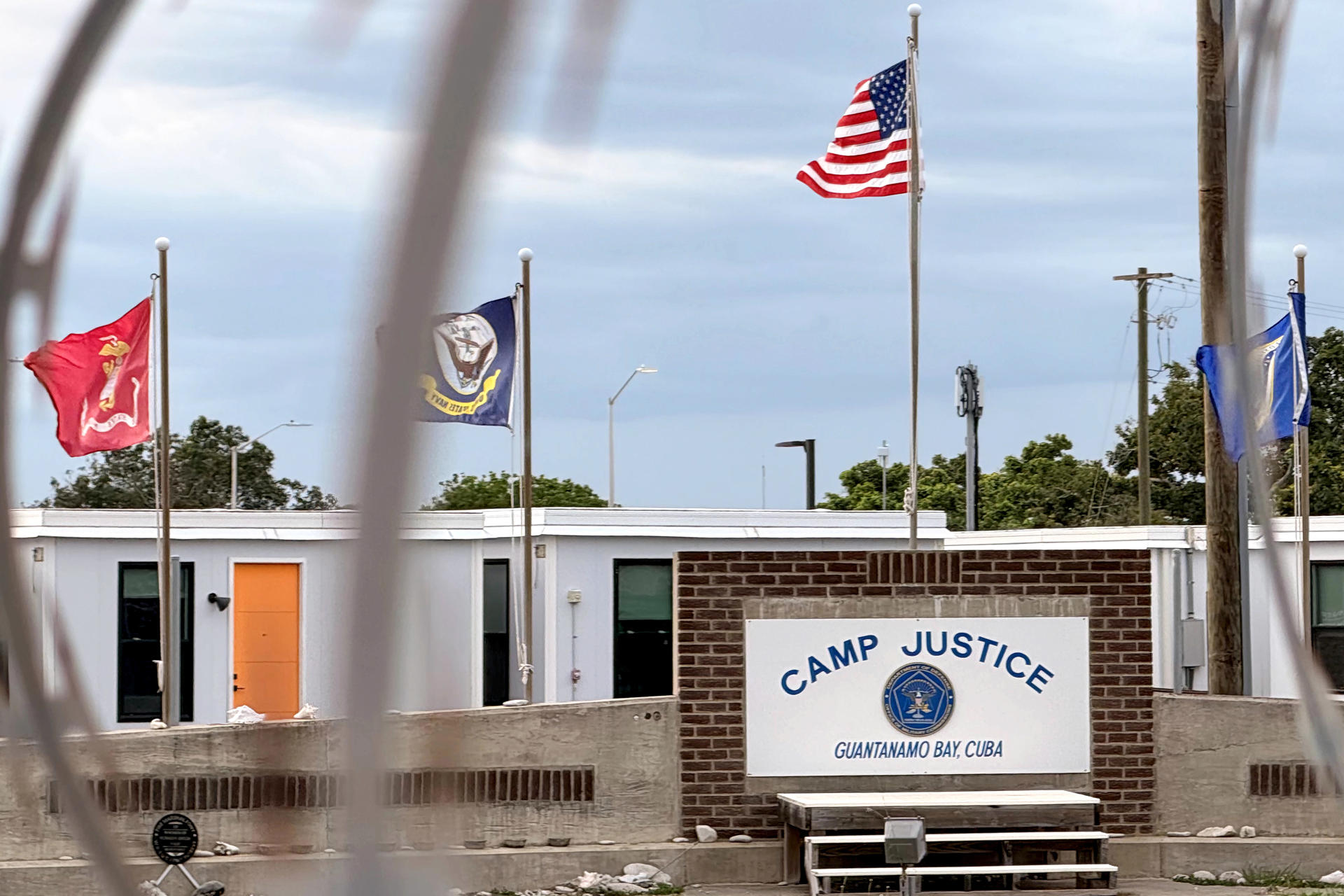 La base de EEUU en Guantánamo, un punto de luz en una isla a oscuras