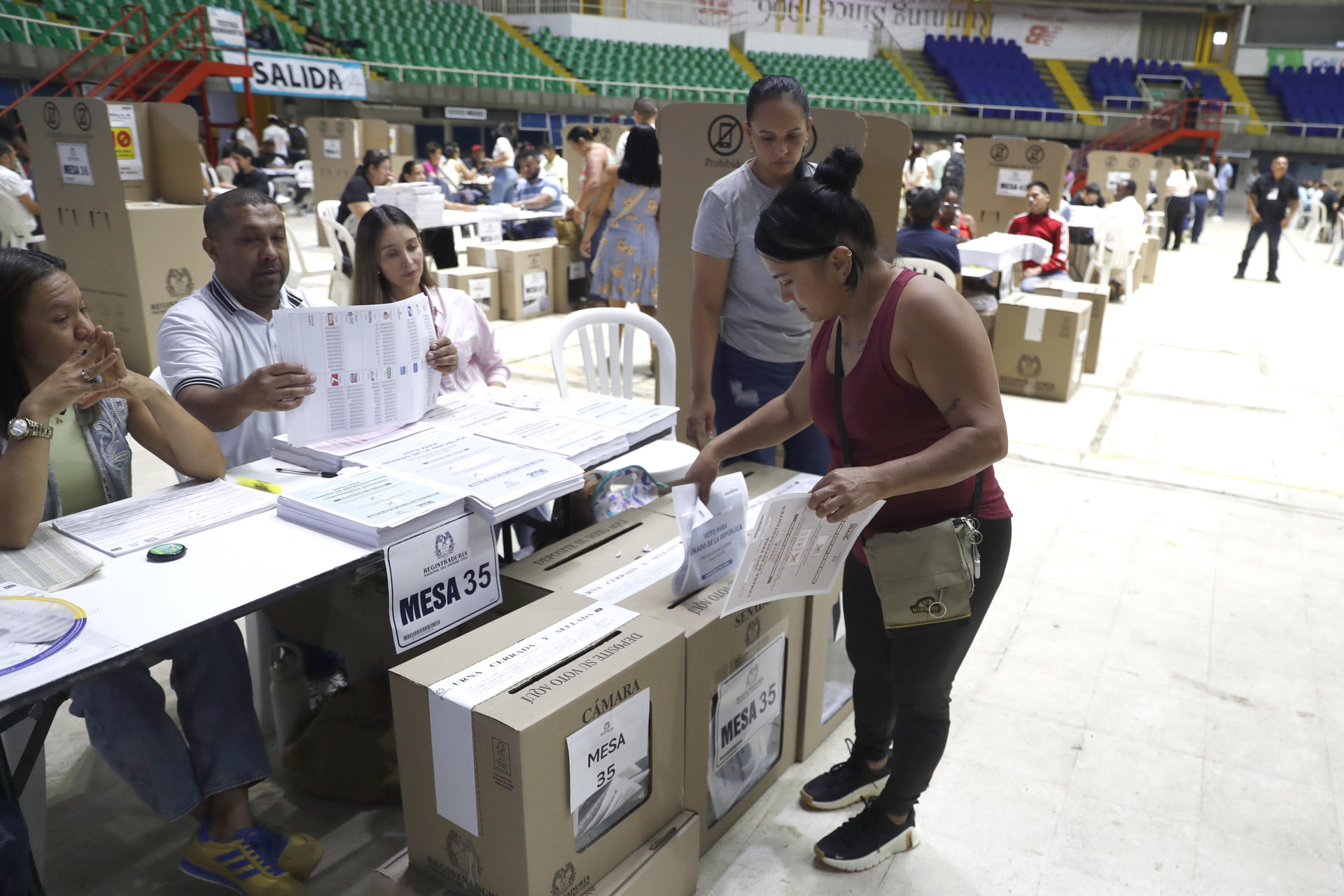 Colombia pasa la mitad de la jornada electoral sin incidentes que afecten las votaciones