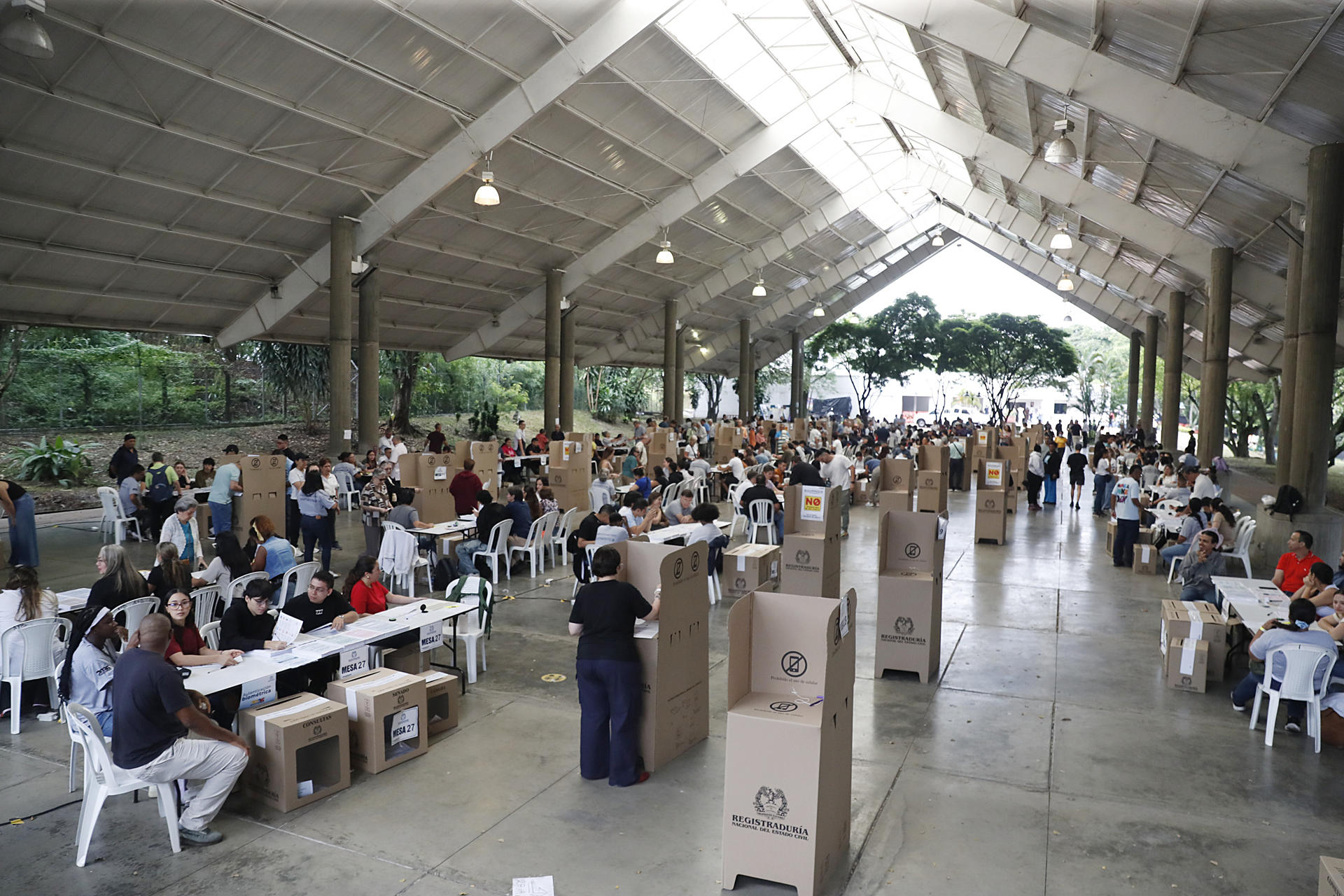 Cerraron los centros tras ocho horas de votación en elecciones cruciales para el futuro de Colombia