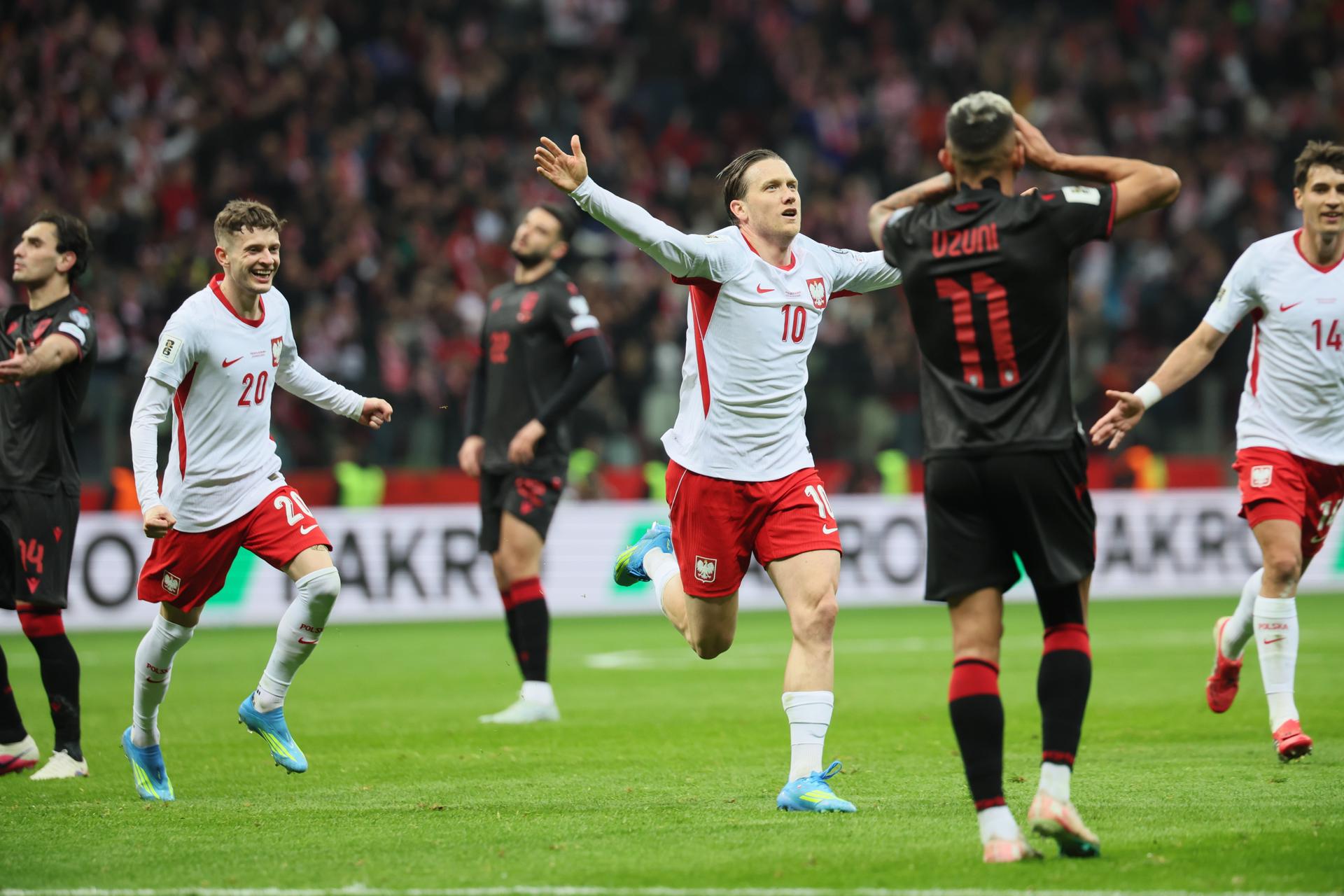 Polonia salvó el repechaje en 10 minutos frenéticos frente a Albania