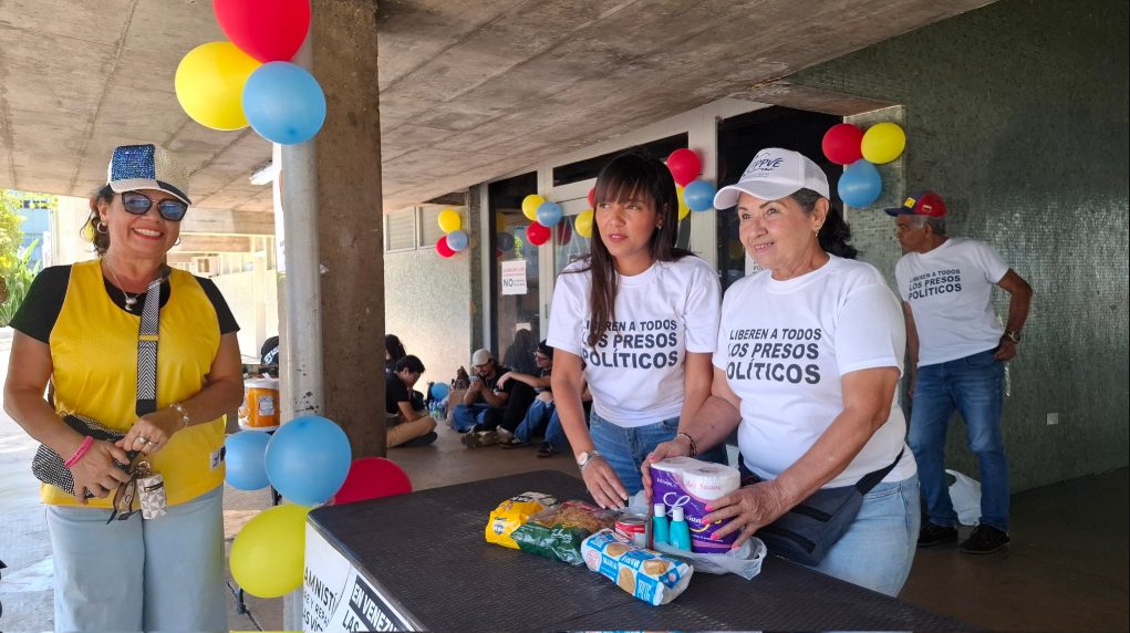 En IMÁGENES: segunda colecta en la UCV en apoyo a familiares de los presos políticos