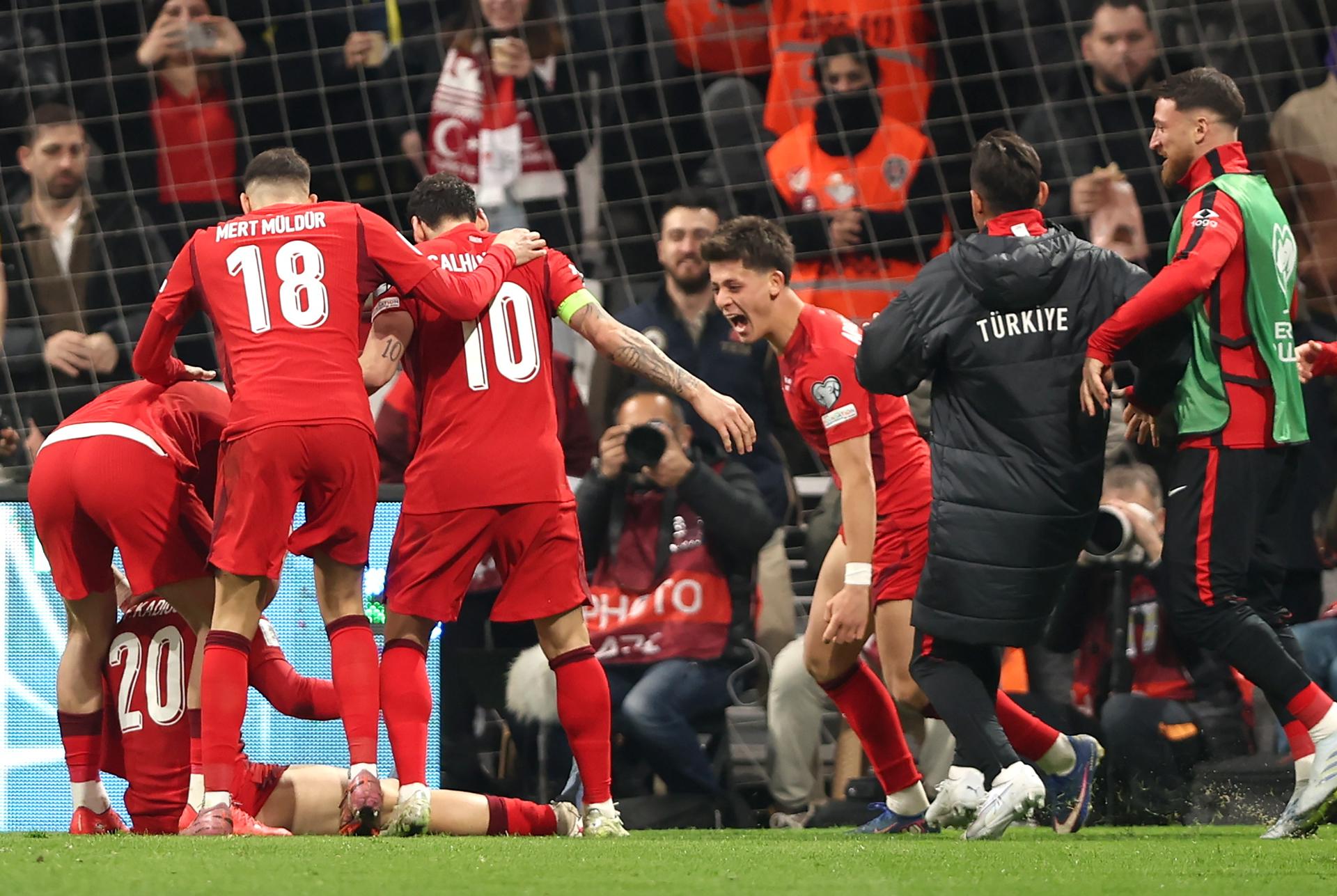 Turquía acaricia el boleto al Mundial 2026 tras triunfo clave ante Rumanía