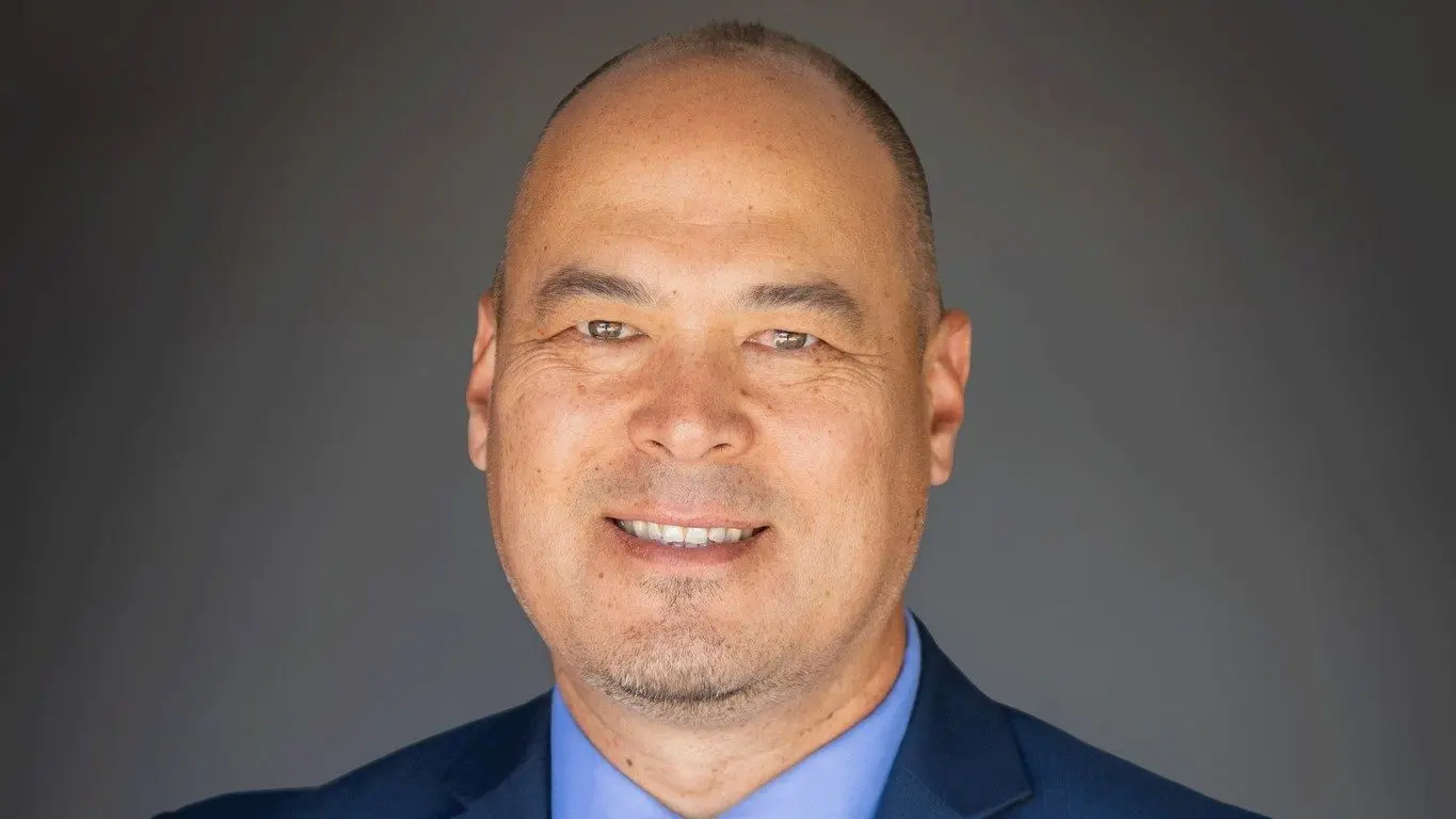 Alcalde de Idaho recién elegido murió tras desplomarse en medio de un discurso