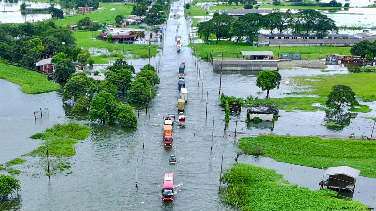 Declaran alerta nacional tras las fuertes lluvias que ya dejan once muertos en Ecuador