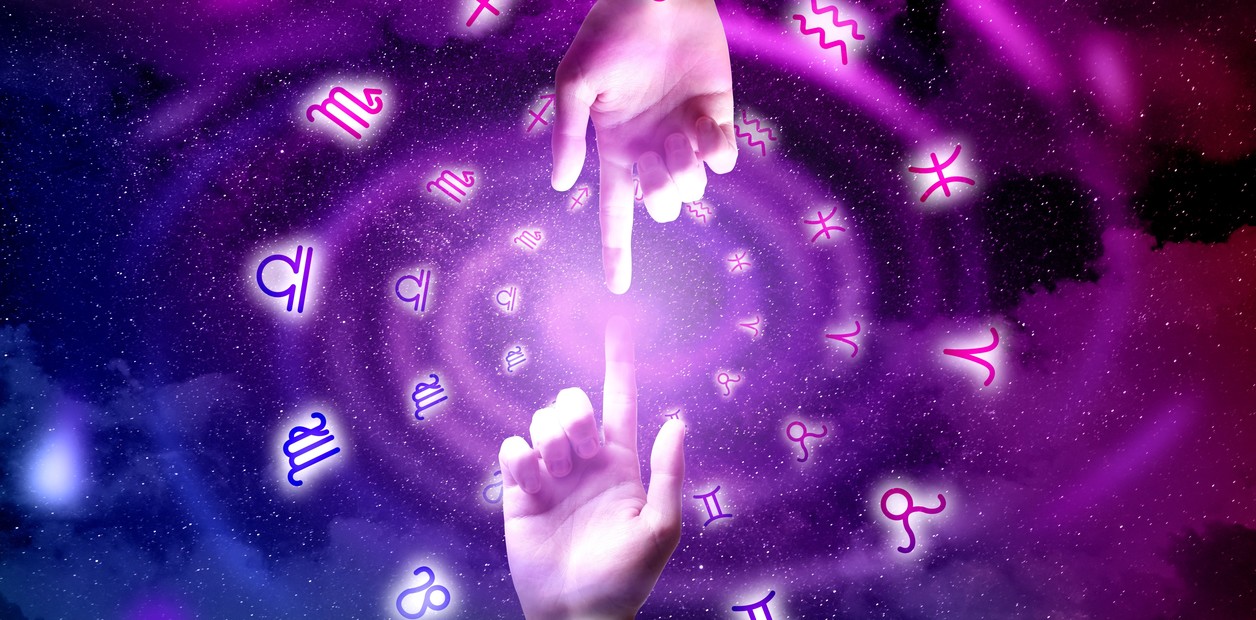 Qué es el "síndrome aniversario", la teoría astrológica que vincula la carta natal con la repetición de eventos en una familia