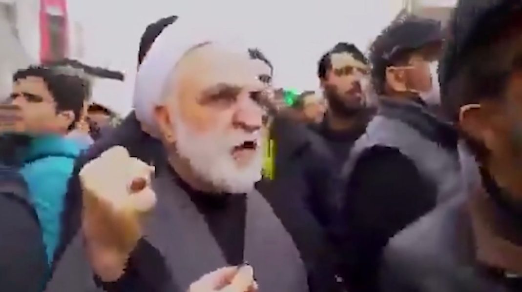 Momento en que un estallido interrumpe entrevista con un funcionario iraní durante una marcha en Teherán