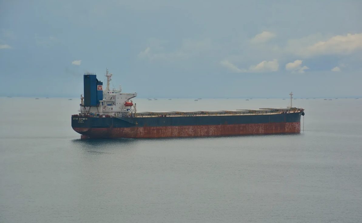 Proyectil desconocido impactó un buque granelero griego cerca del estrecho de Ormuz