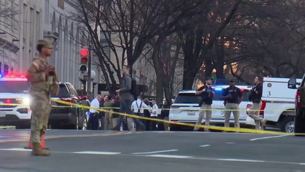 Conductor arrestado tras estrellar su camioneta contra una barricada de la Casa Blanca