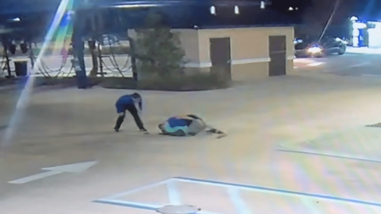 VIDEO: Luchador de MMA sometió a hombre armado con hacha que atacó a su hermano en Florida